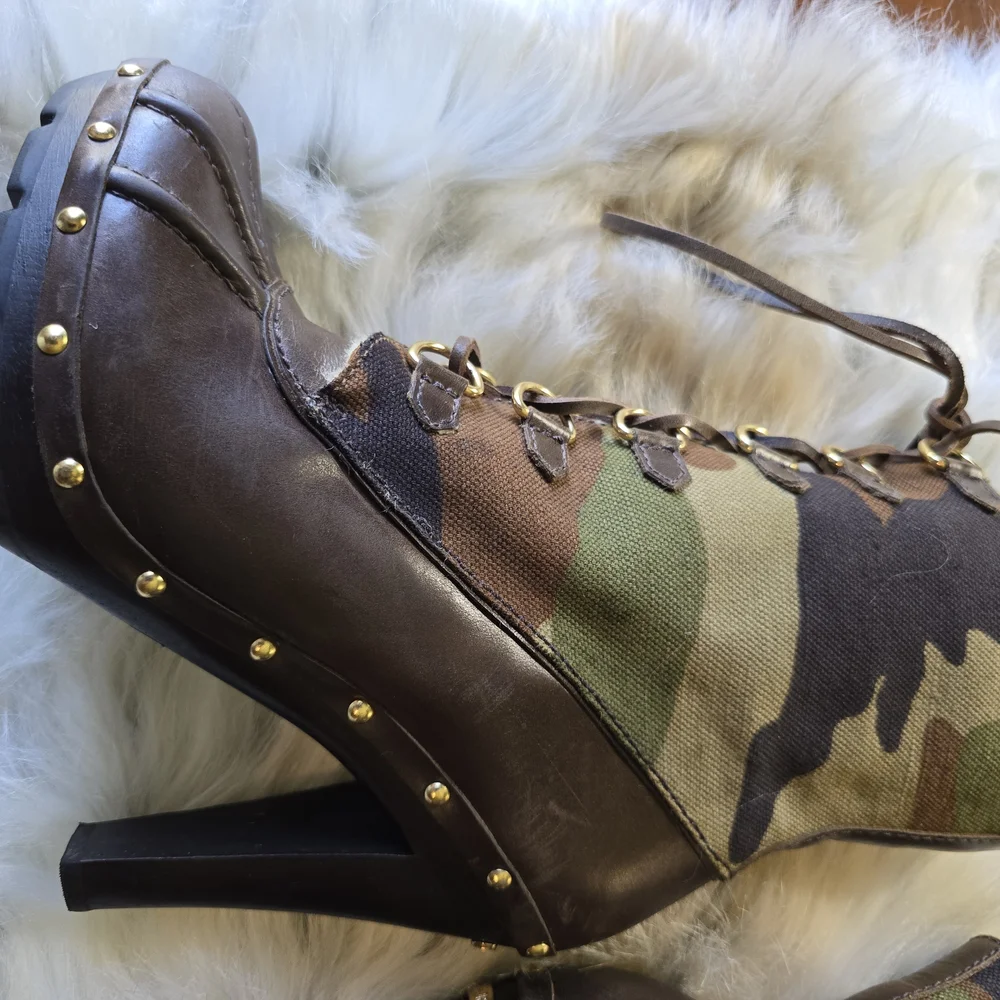 Michael Kors Camo 5 Inch Heel Lace Up Duck Boots - Picture 7 of 16